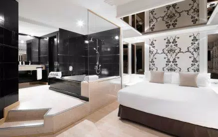 Baño de la Gran Suite del Hotel Punt14 con jacuzzi y ducha moderna.