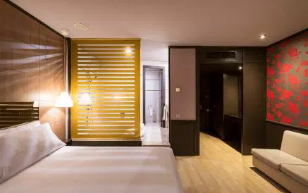 Vista interior de la Habitación Superior del Hotel Punt14, con iluminación cálida y decoración sofisticada.