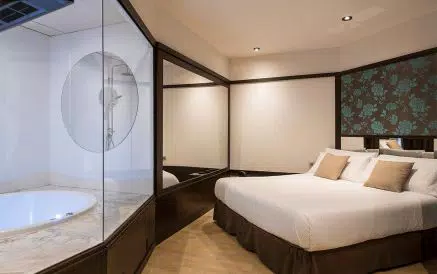 Habitación Suite Hidromasaje del Hotel Punt14 equipada con sofá y escritorio.
